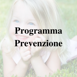 bambina stesa sul prato